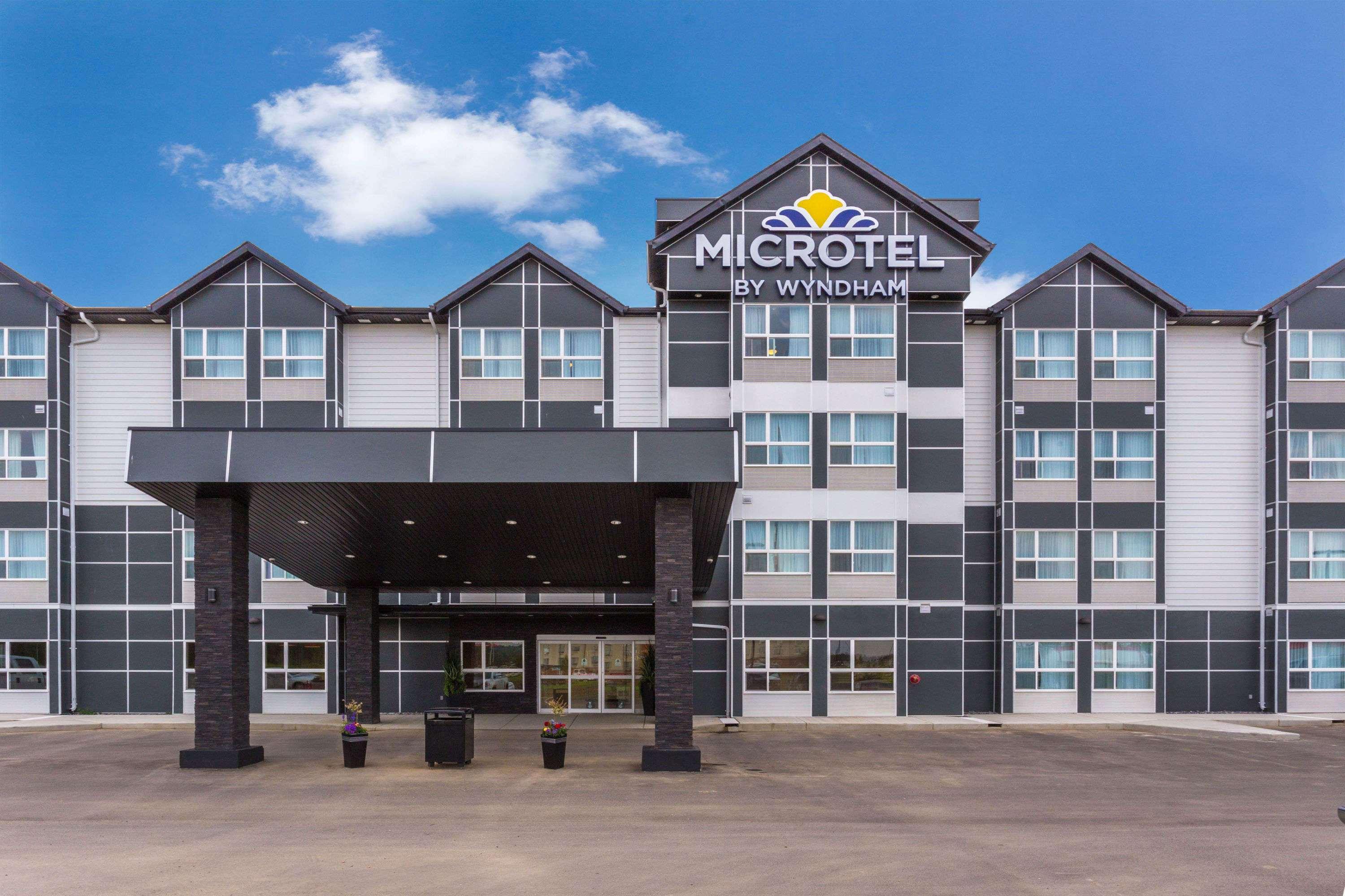Microtel Inn & Suites By Wyndham Whitecourt Exteriör bild