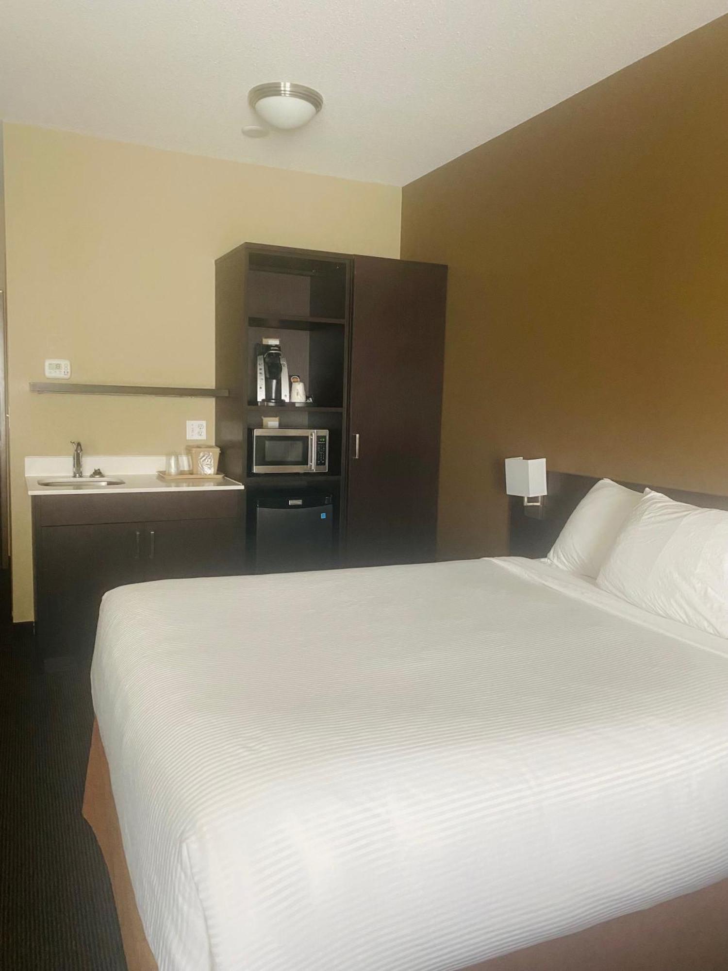 Microtel Inn & Suites By Wyndham Whitecourt Exteriör bild