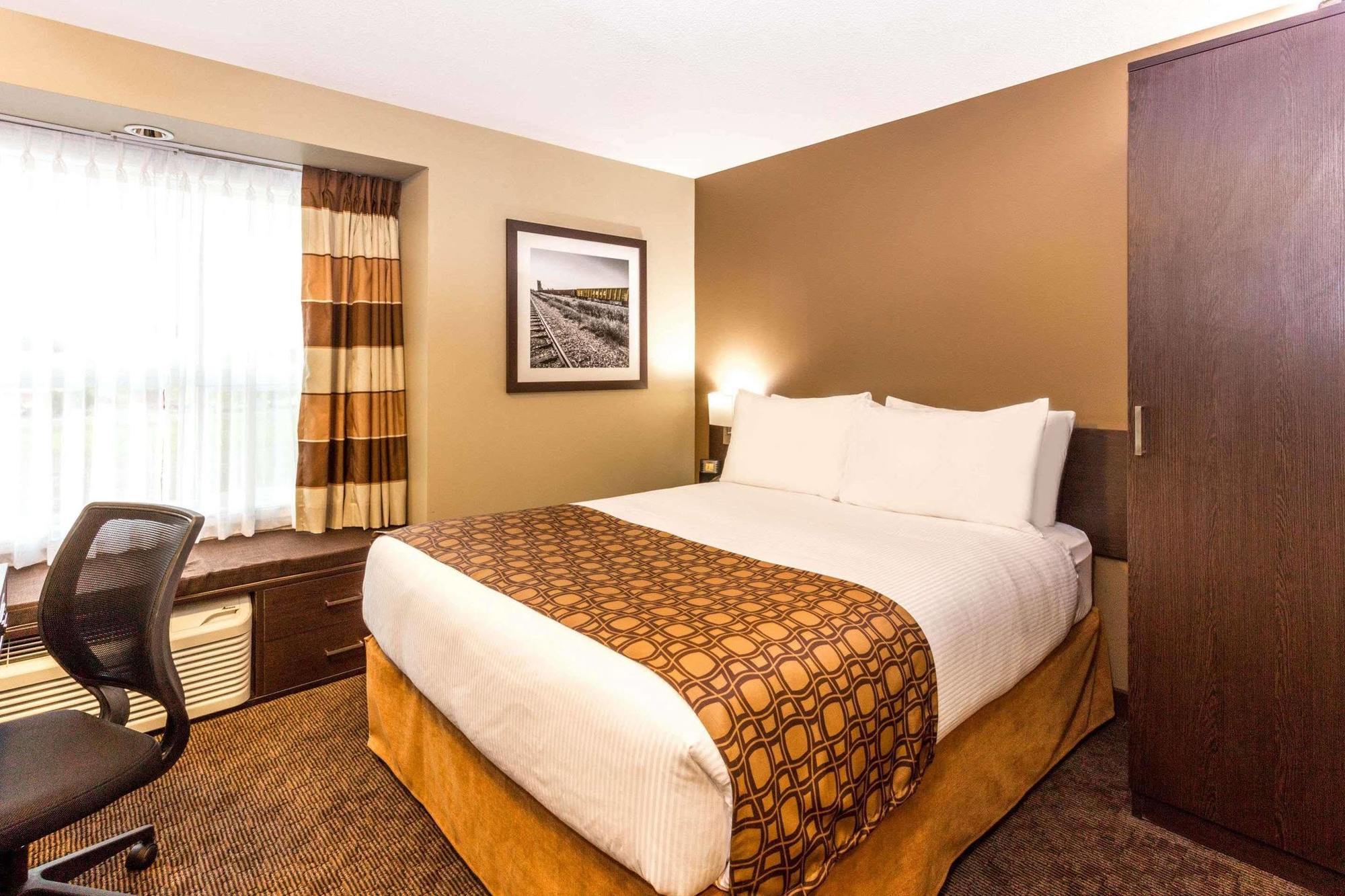 Microtel Inn & Suites By Wyndham Whitecourt Exteriör bild