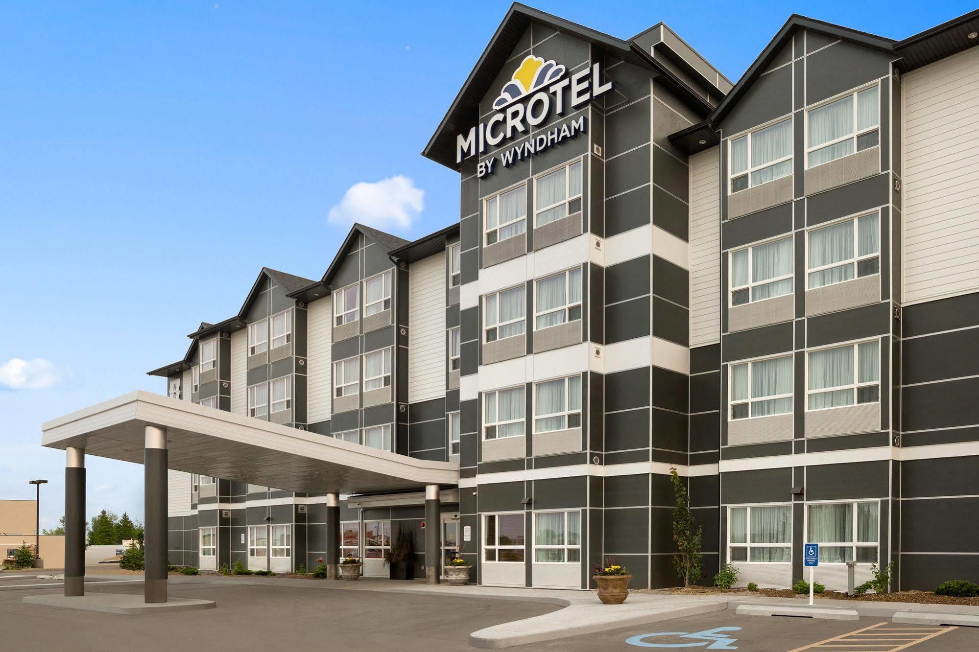 Microtel Inn & Suites By Wyndham Whitecourt Exteriör bild